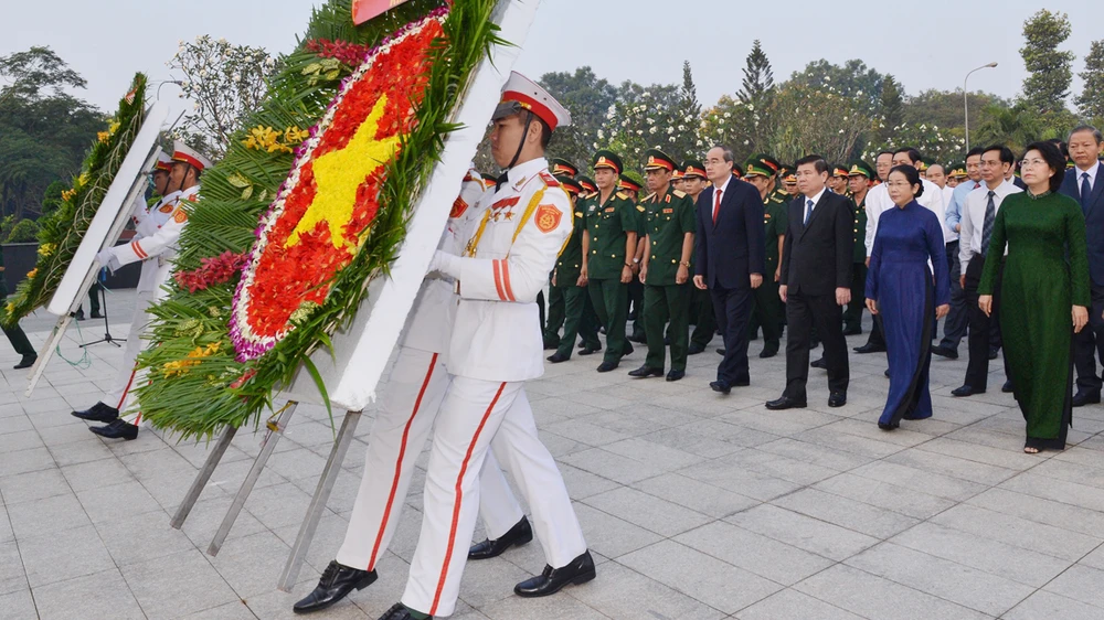 Các đồng chí lãnh đạo TPHCM dâng hoa tại Nghĩa trang Liệt sĩ TP. Ảnh: VIỆT DŨNG