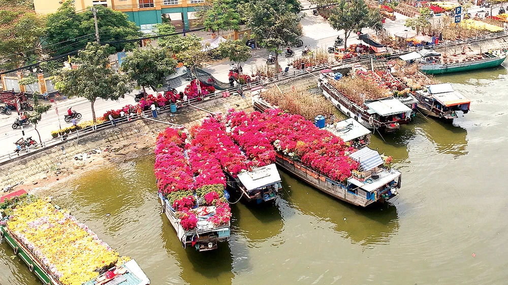 Hoa từ các tỉnh miền Tây đã cập Bến Bình Đông (quận 8) phục vụ thị trường tết TPHCM Ảnh: THANH HẢI