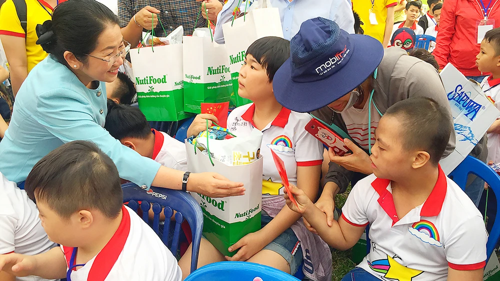 Đồng chí Võ Thị Dung, Phó Bí thư Thành ủy TPHCM, tặng quà các em thiếu nhi