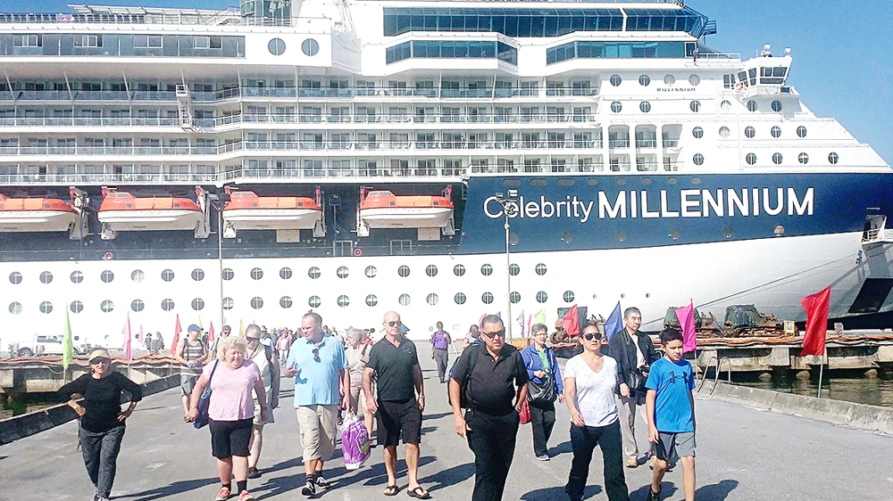 Du thuyền Celebrity Millennium cập cảng Chân Mây để du khách quốc tế tham quan di sản miền Trung