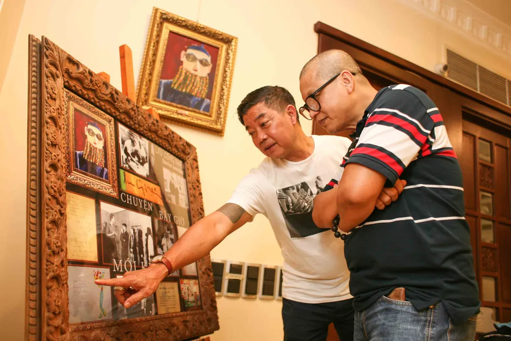Thưởng lãm bút tích và hình ảnh của danh họa Lưu Công Nhân tại phòng tranh Đức Minh Ảnh: DŨNG PHƯƠNG