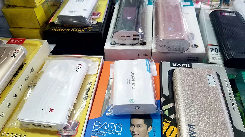 Pin sạc dự phòng bày bán tại một cửa hàng ở chợ Hạnh Thông Tây