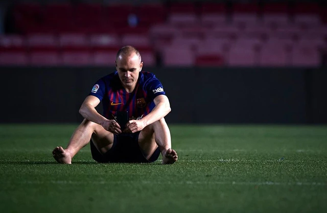 Iniesta ngồi một mình ở SVĐ Nou Camp lúc 1 giờ sáng