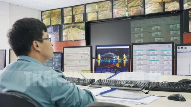 Đội ngũ kỹ sư vận hành hệ thống tại Trung tâm điều khiển giao thông hầm sông Sài Gòn. Ảnh: THANHUY.VN