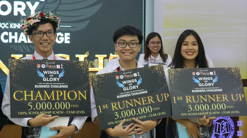 Bạn Châu Hoàng Long ( ngoài cùng bên trái ) xuất sắc giành được giải quán quân cuộc thi ISB Business Challenge 2018 với phần thưởng 5 triệu tiền mặt và học bổng 100% chương trình ICAEW – CFAB