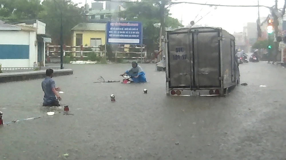 Đường Tô Ngọc Vân, đoạn gần với đường Phạm Văn Đồng (quận Thủ Đức), thường xuyên bị ngập rất nghiêm trọng 