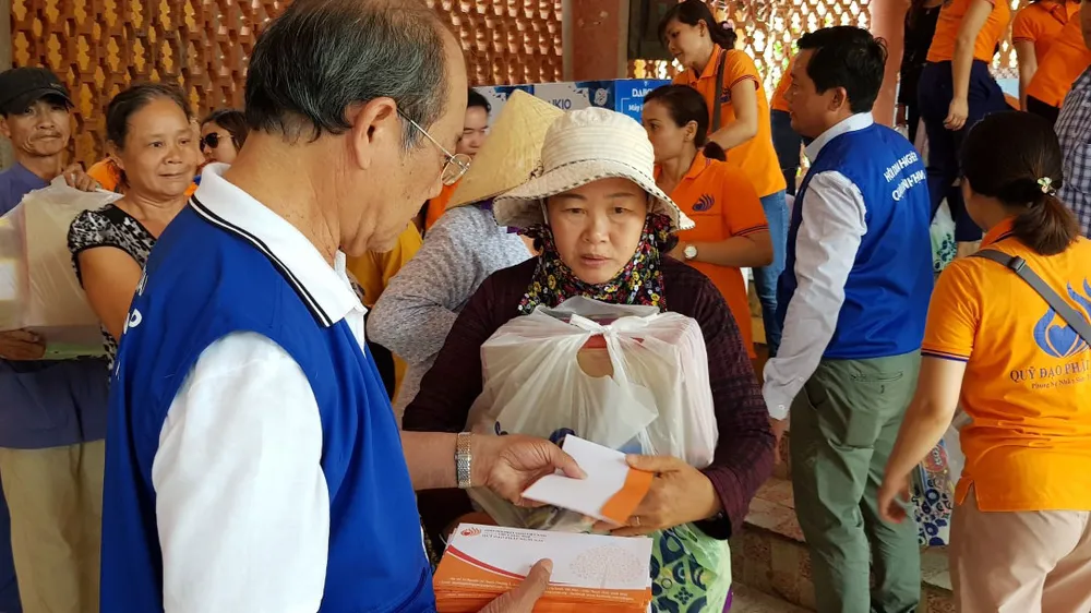 Tặng quà bệnh nhân phong