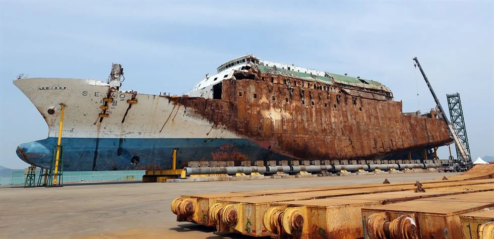 Xác phà Sewol sau khi được trục vớt. Ảnh: YONHAP