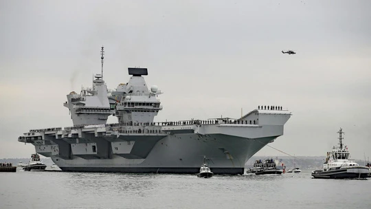 Tàu sân bay HMS Queen Elizabeth của Anh. Ảnh: APB