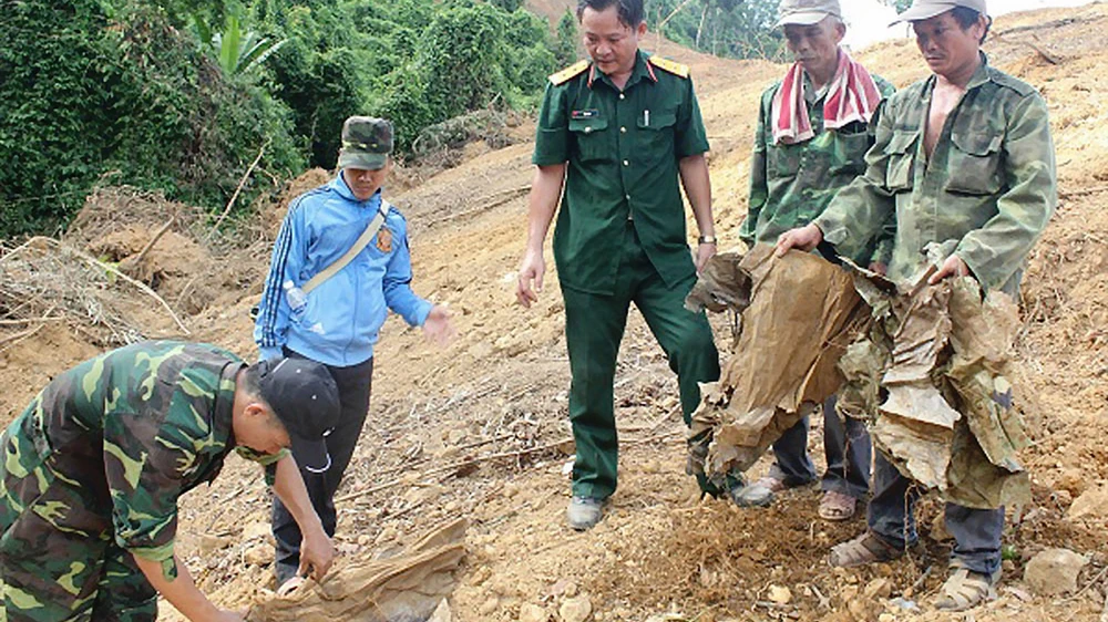 Ông Võ Văn Lâm cùng cán bộ, chiến sĩ Thị đội Hương Thủy tìm hài cốt liệt sĩ