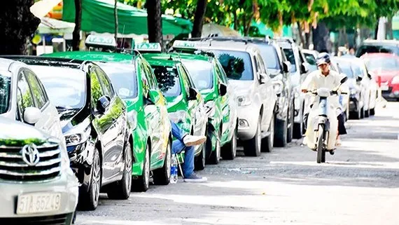Ô tô đậu trước Công viên Lê Văn Tám