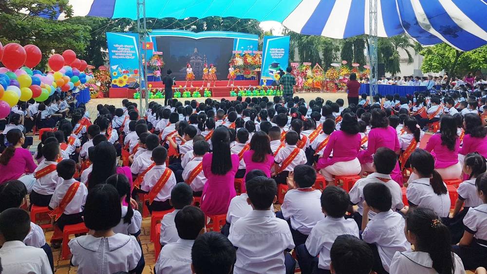 Chương trình văn nghệ chào mừng Trường Tiểu học Lê Văn Việt quận 9 được công nhận Chuẩn quốc gia mức độ II 