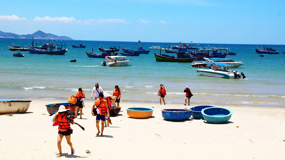 Du khách đến làng biển Nhơn Lý tăng trong những năm gần dây, thúc đẩy các loại hình hậu cần du lịch phát triển