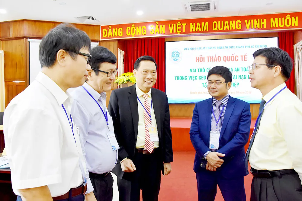 Các chuyên gia, nhà khoa học trong và ngoài nước trao đổi bên lề hội thảo
