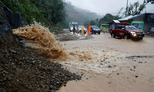  Một đoạn đường bị hư hại do bão Mangkhut trên đảo Luzon, Philippines. Ảnh: REUTERS