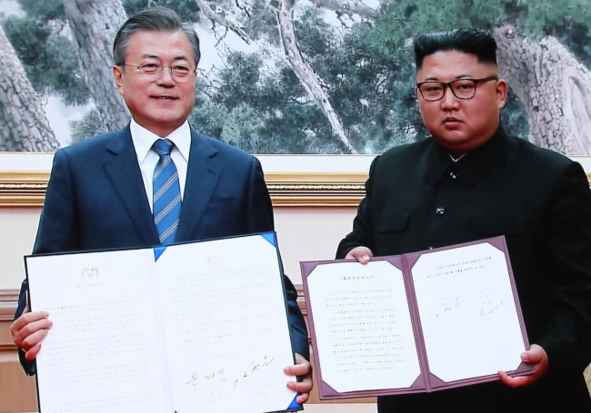 Tổng thống Hàn Quốc Moon Jae In và lãnh đạo Triều Tiên Kim Jong Un ký thỏa thuận tại Bình Nhưỡng hôm 19-9. Ảnh: YONHAP 