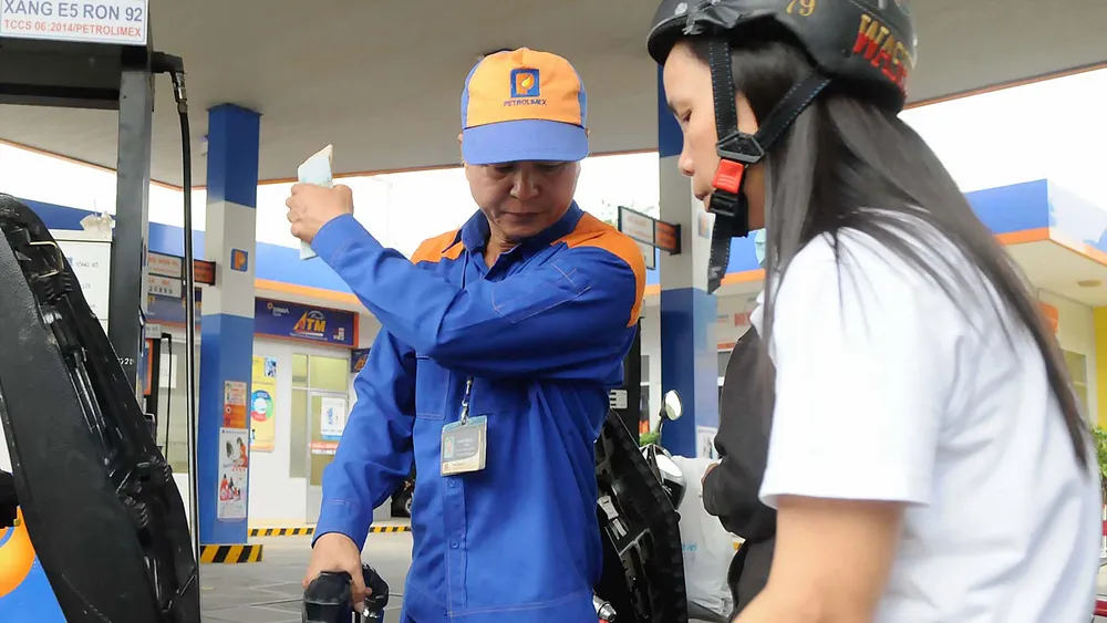Người tiêu dùng đã bắt đầu quen sử dụng xăng E5 Ảnh: CAO THĂNG