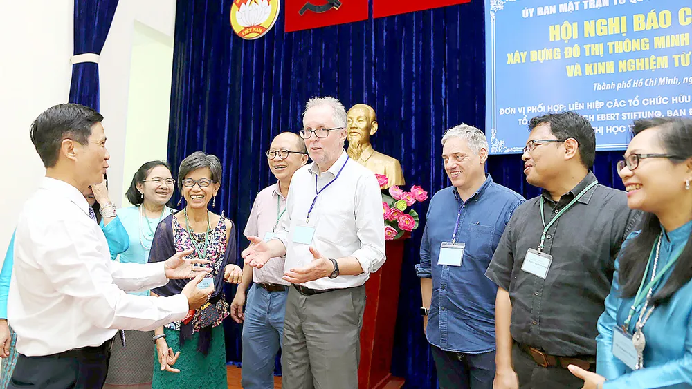 Các chuyên gia trao đổi trước giờ khai mạc hội nghị Ảnh: DŨNG PHƯƠNG