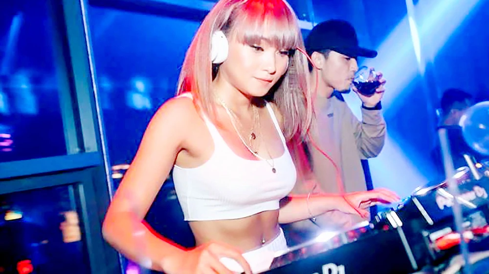 Một buổi chơi nhạc của DJ Tyty và các đồng nghiệp