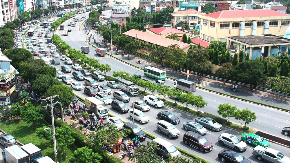 Phương tiện giao thông đi vào trung tâm TPHCM qua đường Nguyễn Hữu Cảnh. Ảnh: CAO THĂNG