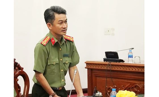 Thượng tá Trần Văn Dương, Trưởng phòng Tham mưu, Công an TP Cần Thơ, cung cấp thông tin cho báo chí