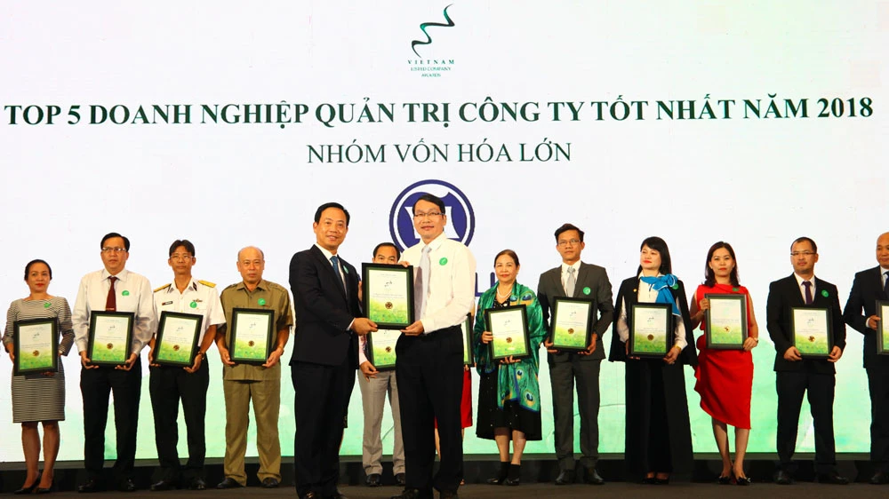 Ông Trần Chí Sơn – đại diện Vinamilk nhận chứng nhận trong lễ trao giải Cuộc bình chọn Doanh nghiệp niêm yết năm 2018