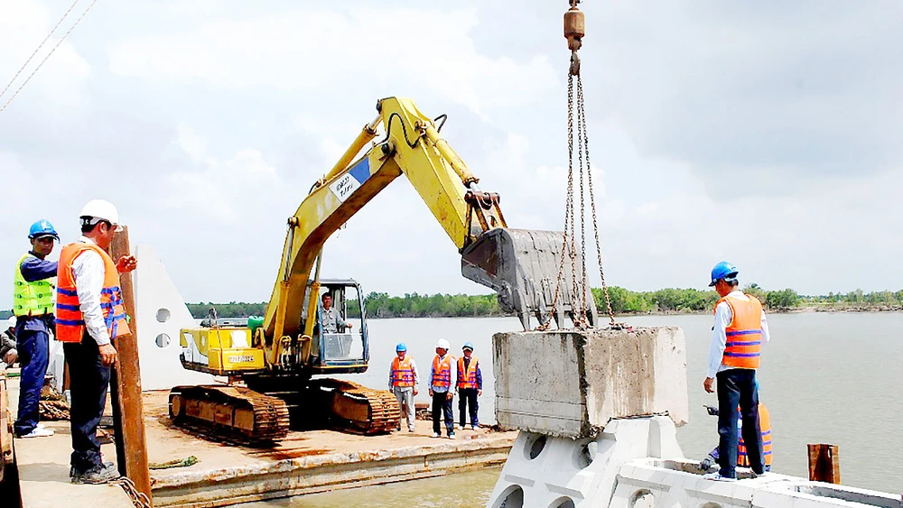 Cà Mau áp dụng công nghệ mới vào xây kè phòng chống sạt lở bờ biển