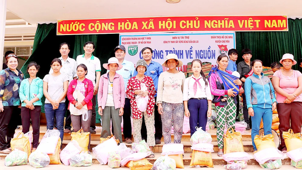 Trao quà tặng các hộ nghèo tại xã Ia Phí