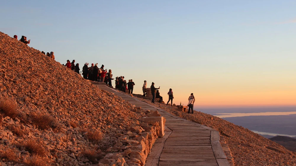 Lên núi Nemrut ngắm hoàng hôn