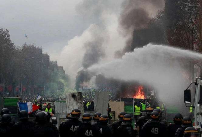  Người biểu tình đối đầu với cảnh sát tại Đại lộ Champs-Élysées. Ảnh: REUTERS