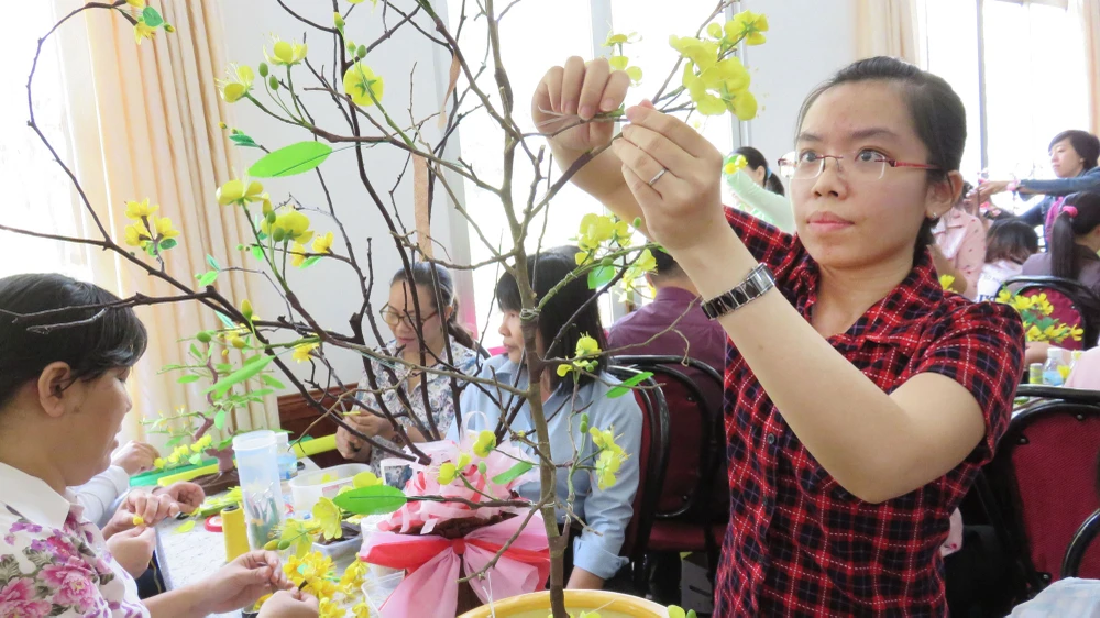 Trang trí mai, đào bán gây quỹ chăm lo công nhân lao động khó khăn trên địa bàn quận 1