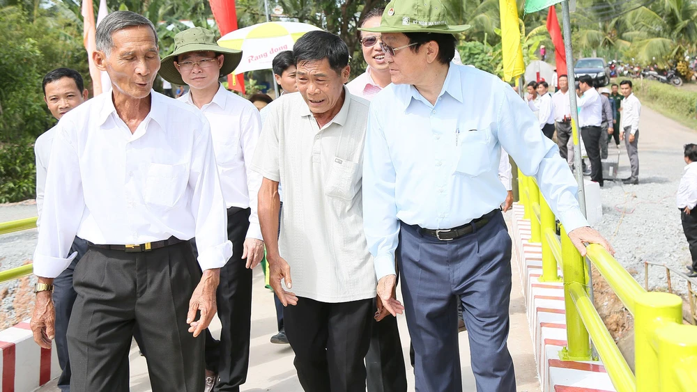 Nguyên Chủ tịch nước Trương Tấn Sang cùng lãnh đạo địa phương và người dân tham quan cầu mới