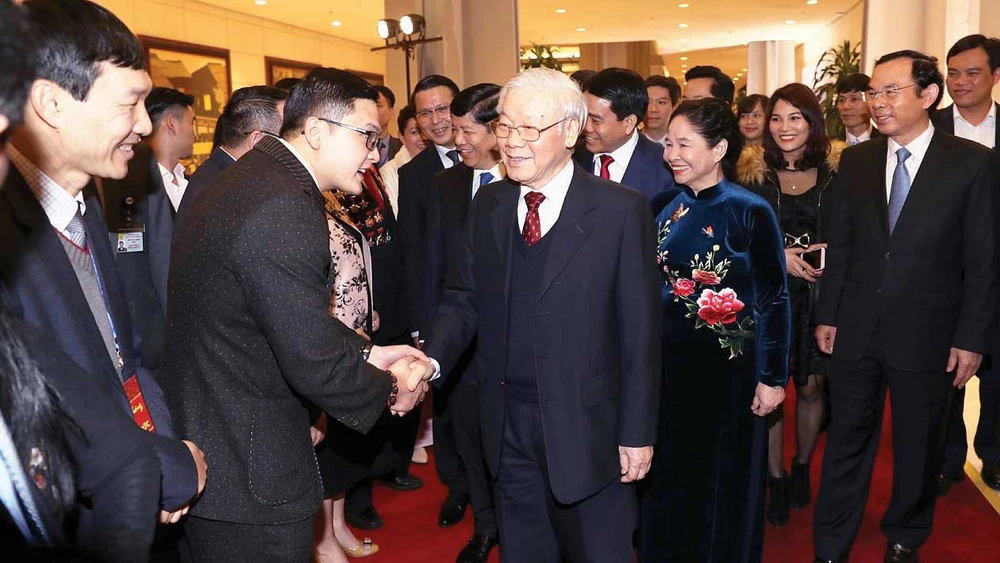 Tổng Bí thư, Chủ tịch nước Nguyễn Phú Trọng với các kiều bào về dự Chương trình Xuân quê hương năm 2019. Ảnh: TTXVN