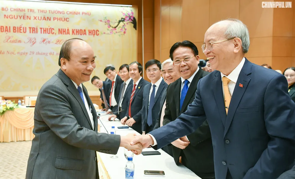 Thủ tướng Nguyễn Xuân Phúc và các trí thức, nhà khoa học. Ảnh: VGP