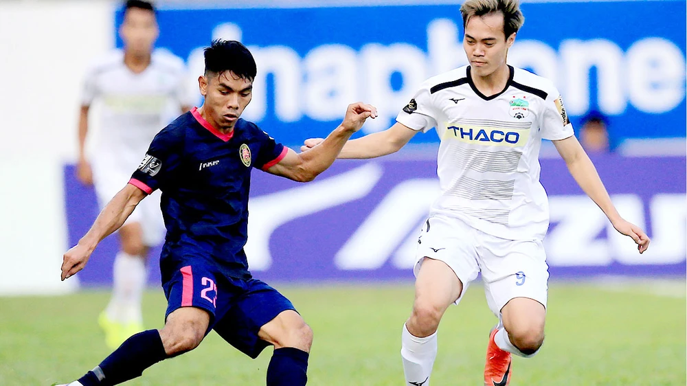 Tuấn Anh (phải) và HA.GL đang chơi khá chật vật ở V-League 2019. Ảnh: MINH TRẦN