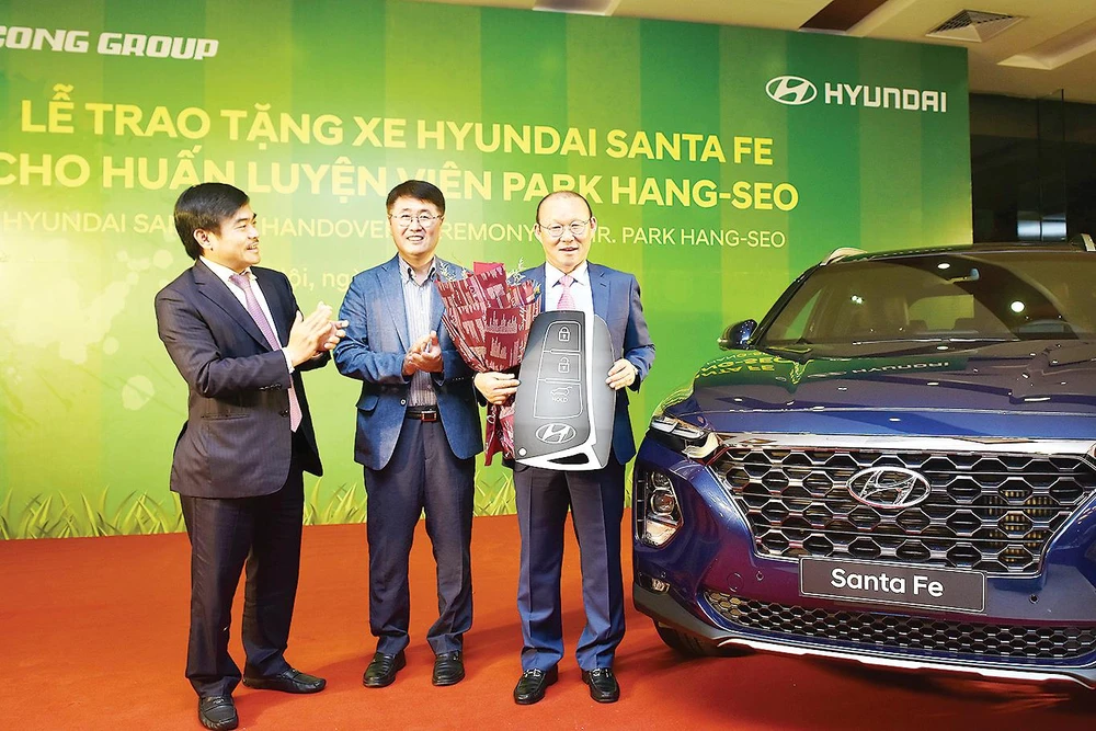 Tập đoàn Thành Công và Hyundai tặng xe Santa Fe cho ông Park Hang Seo