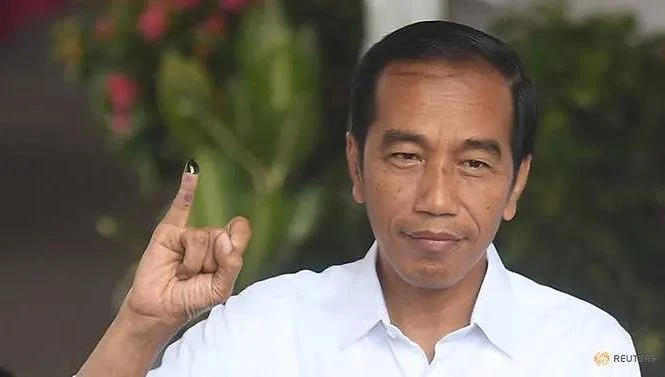 Tổng thống Indonesia Joko Widodo giơ ngón tay in mực sau khi bỏ phiếu tại thủ đô Jakarta. Ảnh: REUTERS