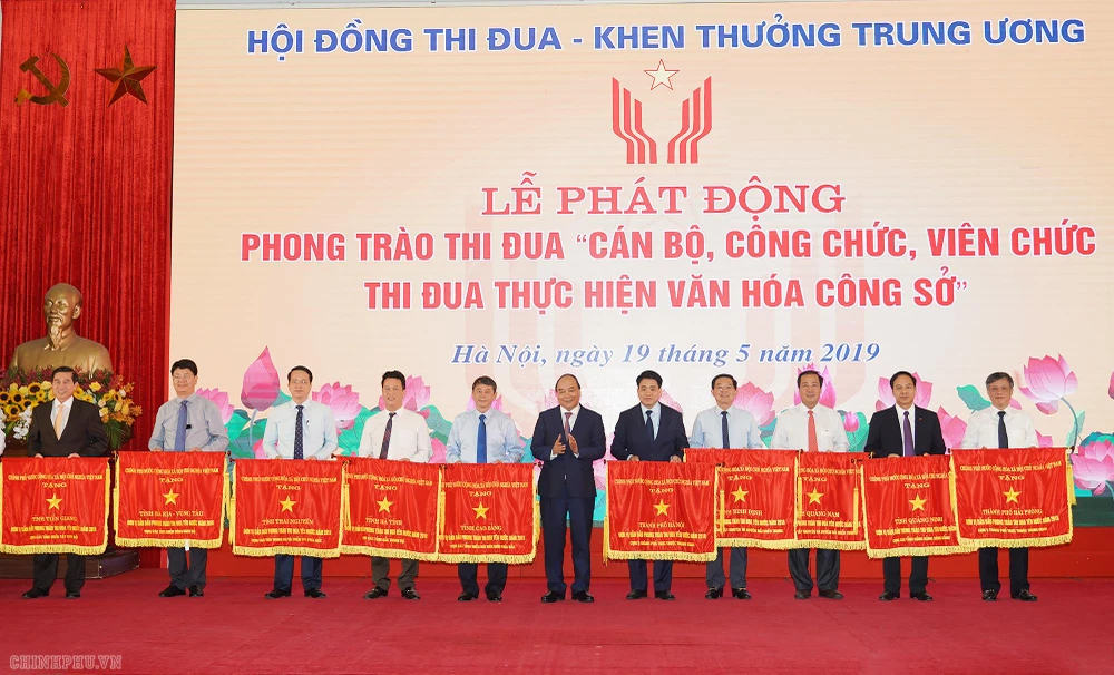 Thủ tướng Nguyễn Xuân Phúc trao Cờ thi đua của Chính phủ cho các địa phương. Ảnh VGP