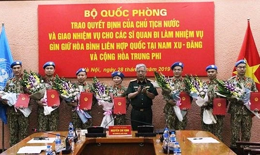 Thượng tướng Nguyễn Chí Vịnh trao quyết định của Chủ tịch nước cho 7 sĩ quan đi làm nhiệm vụ gìn giữ hòa bình tại Nam Sudan và Cộng hòa Trung Phi.