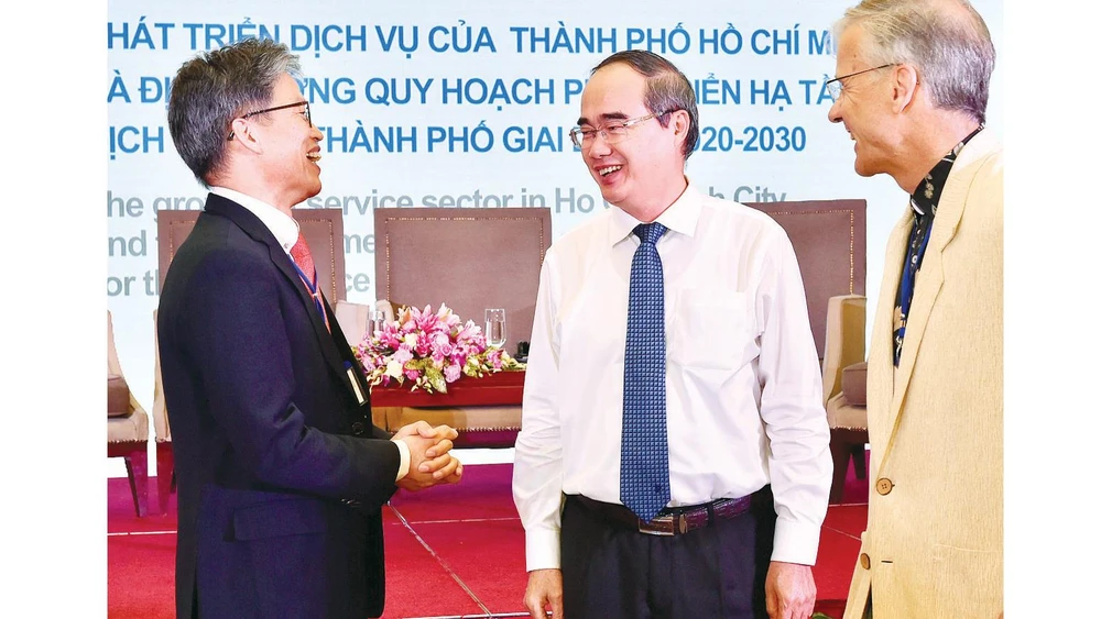 Bí thư Thành ủy TPHCM Nguyễn Thiện Nhân trao đổi cùng các đại biểu dự hội thảo. Ảnh: VIỆT DŨNG