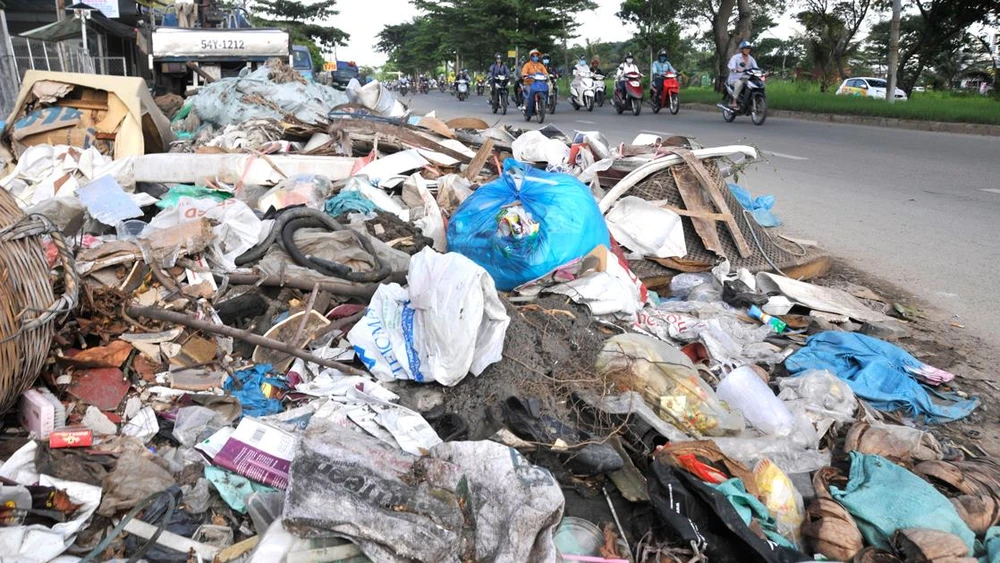 Một bãi rác tự phát trên đường Nguyễn Văn Linh (huyện Bình Chánh). Ảnh: CAO THĂNG