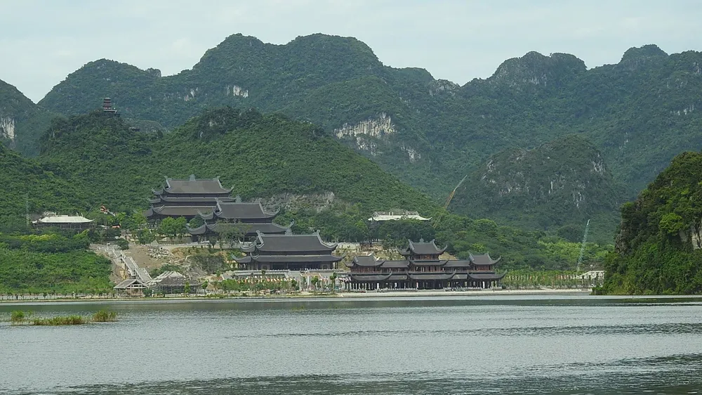 Huyên náo Tam Chúc - Bài 1: Dịch vụ ở ngôi chùa lớn nhất thế giới ảnh 5