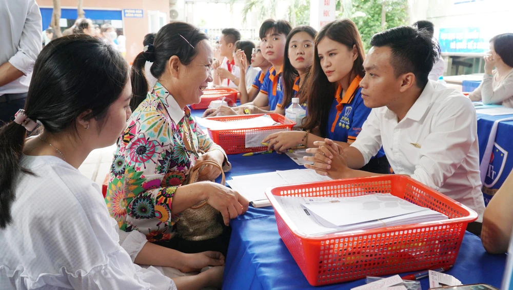 Thí sinh, phụ huynh tìm hiểu cách thức xét tuyển ở một trường đại học