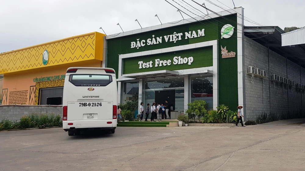 Điểm bán hàng “núp bóng” phục vụ khách Trung Quốc