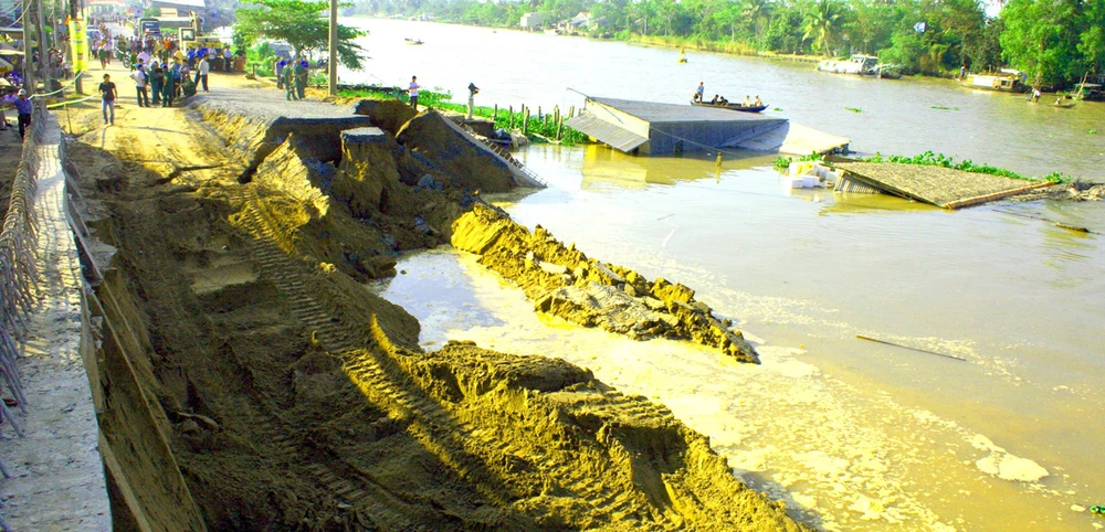 Một vụ sạt lở ở Hậu Giang do dòng chảy biến đổi vì khai thác cát lậu. Ảnh: CAO PHONG