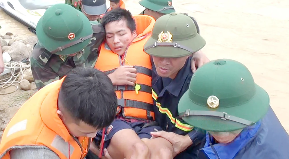 Các lực lượng đang nỗ lực tìm kiếm, cứu nạn người dân tại bản Sa Ná (xã Na Mèo, Quan Sơn, Thanh Hóa)