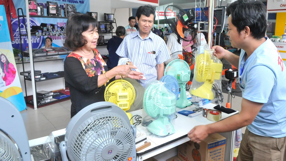 Khách chọn mua hàng hóa sản xuất trong nước. Ảnh: CAO THĂNG