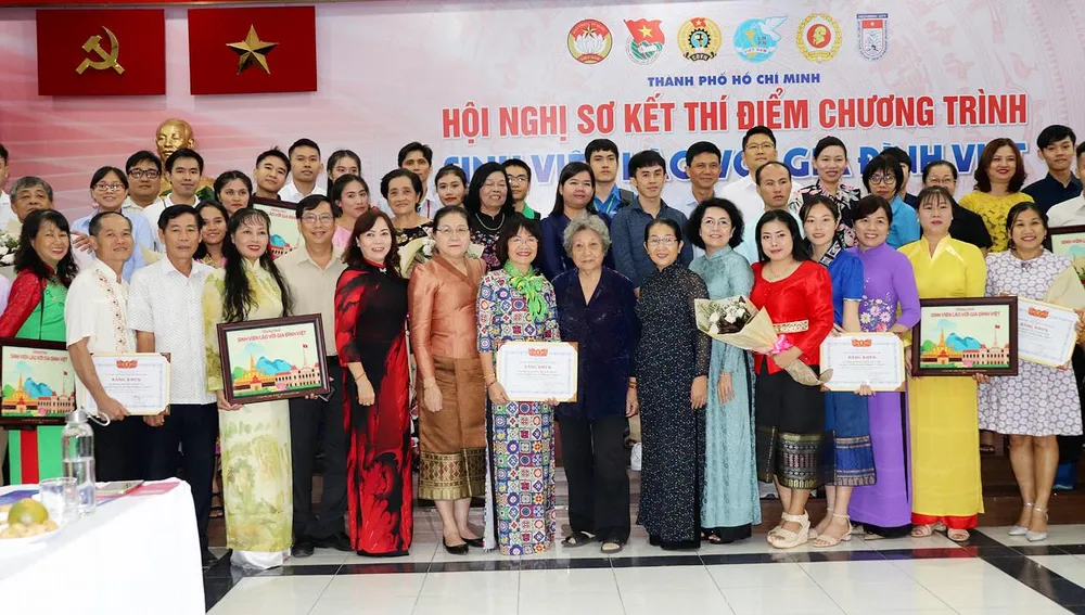 Lãnh đạo TPHCM cùng các gia đình Việt và sinh viên Lào tại buổi gặp mặt