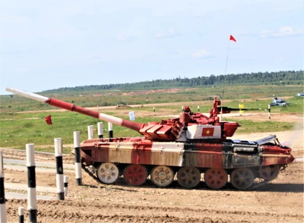 Đội tuyển Việt Nam thi đấu nội dung Tank Biathlon. Ảnh: TTXVN