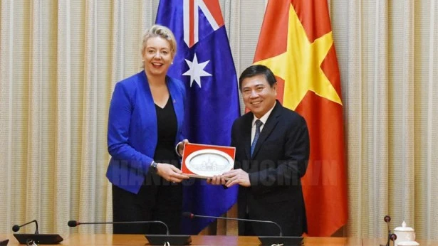 Chủ tịch UBND TPHCM Nguyễn Thành Phong trao quà lưu niệm cho Bộ trưởng Nông nghiệp Australia Bridget Mckenzi. Ảnh: HCMCPV.ORG.VN 